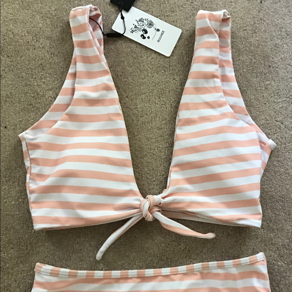 Too many bikinis not enough room 🙀